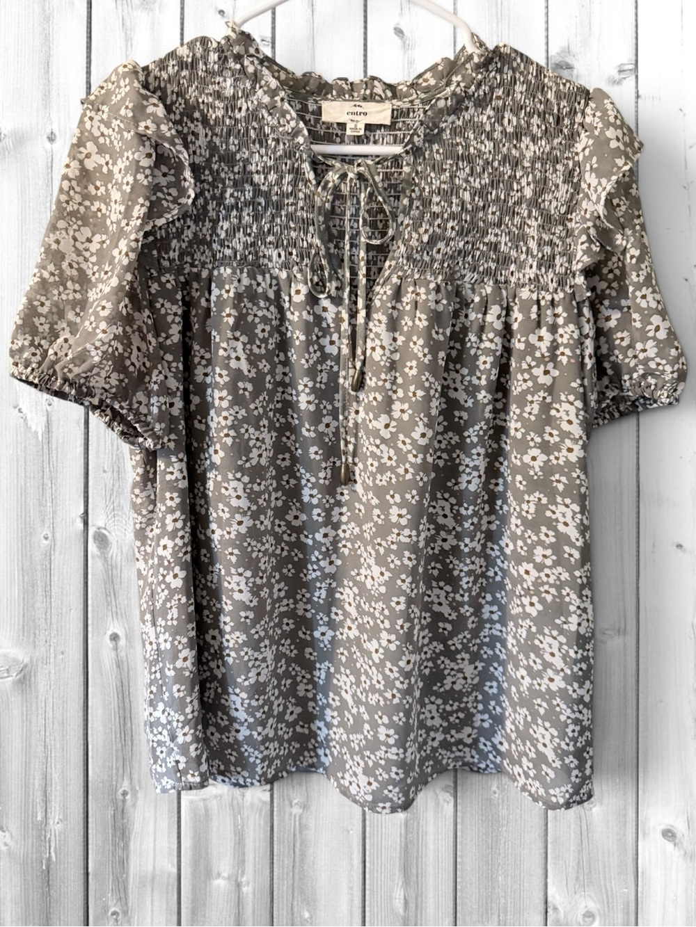 🙋🏻♀️entro Gray Floral Smocked Yoke Tie-Front Blouse